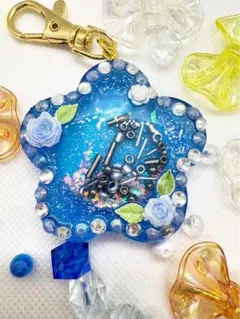 青い花型レジンストラップ