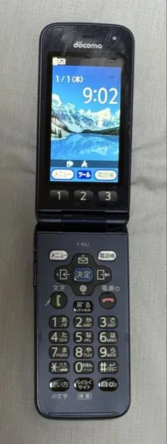 docomo らくらくホン F-02J 本体 ネイビーのサムネイル