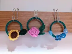 小さなリース　3個　刺繍糸の花のリース　ハンドメイド　ガーランド