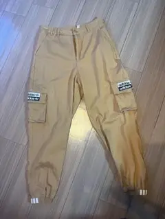 adidas ベージュ カーゴパンツ Lサイズのサムネイル