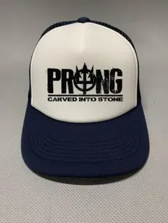 PRONG CARVED INTO STONE トラッカーキャップ 白×紺