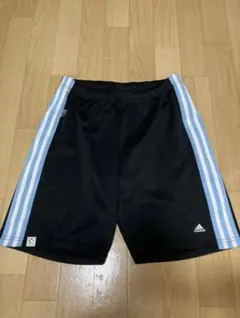 adidas ハーフパンツ 黒 青ストライプ
