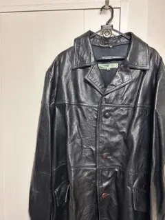 黒のレザーボタン付きロングコート