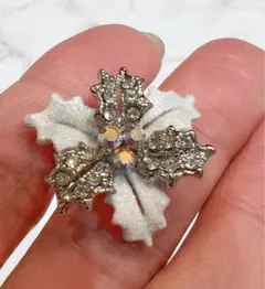 葉っぱ型　ブローチ　クリスタル　ラインストーン　ラメ　アクセサリー　クリスマス