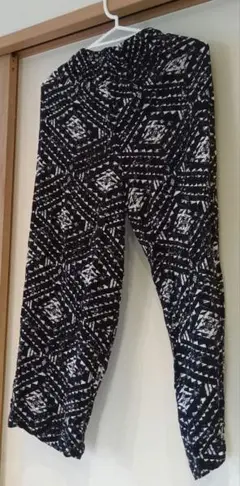 幾何学模様 黒と白 レーヨン100% パンツ