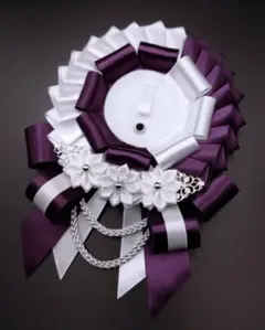痛ロゼット　白✕渋い紫色の銀色透かしパーツ付きお花ロゼット　推しロゼット　推し事