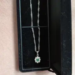 エメラルド フラワーネックレス