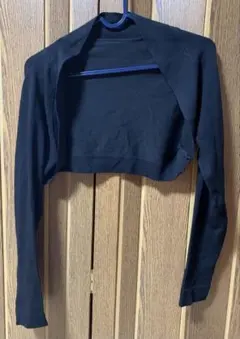 黒のクロップドカーディガン 長袖