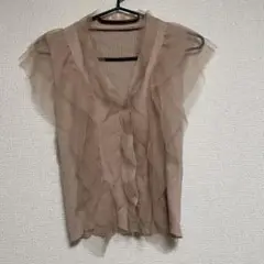 フリル付きベージュノースリーブシャツ