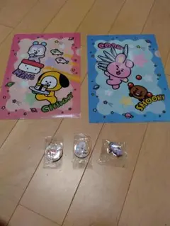 BT21 クリアファイル 2枚　缶バッジ２種　ストラップ