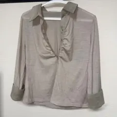 美品　23区ベージュ Vネック 長袖シャツ44 スキッパーシャツ　毛100%のサムネイル