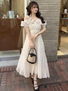【新品未使用】ドット柄フリルオフショルダーフレアロングワンピース[ru1165]