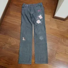 刺繍デザインのグレー長ズボン