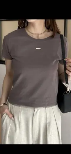 Thevon チャーム付きコンパクトTシャツのサムネイル