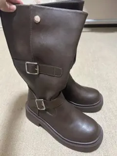 ブラウンバックル付きロングブーツ