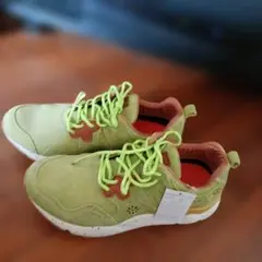 タグ付き緑色スエードスニーカー