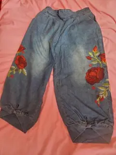 赤いバラ刺繍デニムパンツ ゆったり八分丈Ｍ～L 未使用