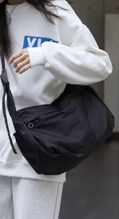 黒のナイロンショルダーバッグ