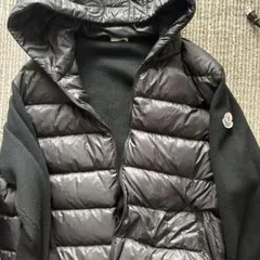 黒いフード付きダウンジャケット