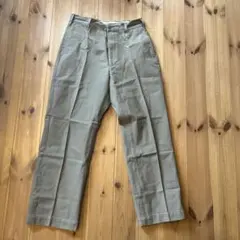 ベージュ チノパン