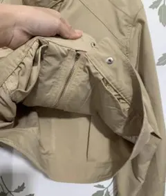 カーキ色の薄手のジャケット