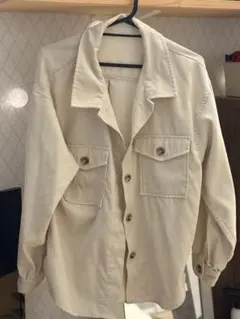 ベージュのオーバーサイズボタンシャツ