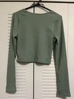 オリーブグリーン クロップド長袖Tシャツ