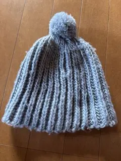 ライトグレー ポンポン付きニット帽