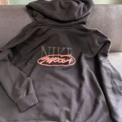 ナイキパーカーメンズ男女兼用週末値下げしてます。
