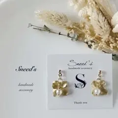 ▪マットゴールド花びらチャーム×パールビーズチャームピアス／イヤリング