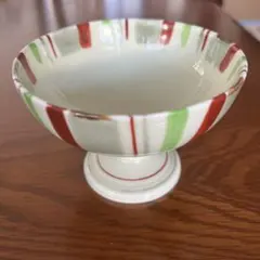 ストライプ模様の足付きボウル