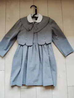 グレーのジャケット付きドレス