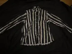 黒と白のストライプ長袖シャツ