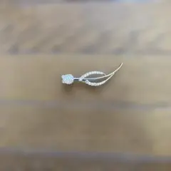 花形ブローチ クリスタル装飾付き