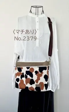 〈マチあり〉アイボリー　三毛猫柄　ショルダーバッグ　akaneko サコッシュ