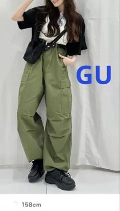 GU スーパー ワイド カーゴパンツ カーキ　Sサイズのサムネイル