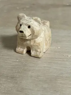 手彫り木製座る犬の置物