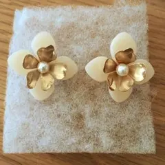 期間限定　花デザインのクリーム色ピアス