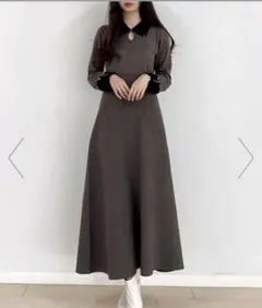 JUNOAH バイカラーセミフレアニットワンピース　チャコール　タグ付き