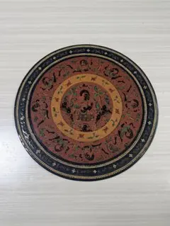 装飾的な模様の円形プレート