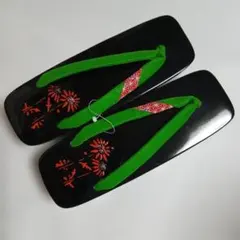 花柄装飾の黒と緑の下駄　23.0cm