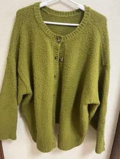 オリーブグリーン ボタン付きカーディガン