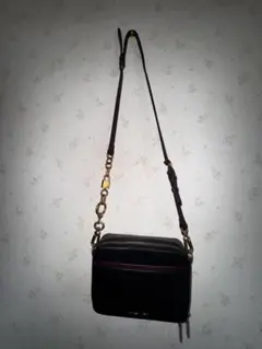 CHARLES & KEITH ブラックショルダーバッグ