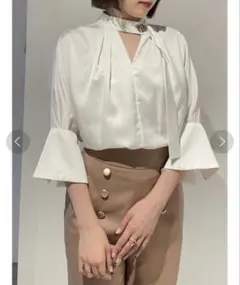 スナイデル　ホワイトサテンブラウス フリルスリーブ