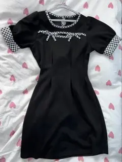 黒の半袖ミニワンピース