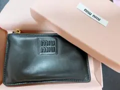 美品 ミュウミュウ フラグメントケース レザー ブラック パール リボン