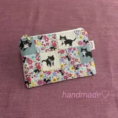 ハンドメイド　パッチワーク風ミニフラットポーチ　ハチワレねことお花畑
