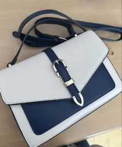 ホワイト/ネイビー フラップショルダーバッグ