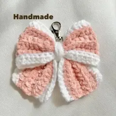 ハンドメイド　編み物　ラメ入りリボンバッグチャーム　コーラルピンク×ホワイト