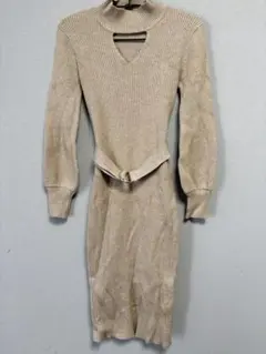 lips スリット付きベージュニットワンピース